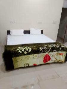 a cake sitting on top of a bed at Radha rani sadan in Vrindāvan
