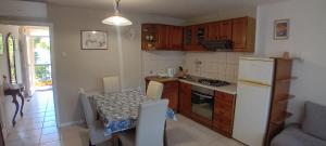 eine Küche mit Tisch und eine kleine Küche mit Kühlschrank in der Unterkunft Apartment Bella in Split + 33 Fotos