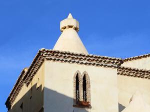 una iglesia con un campanario contra un cielo azul en Palazzo Madeo - Residenza d'Epoca, en Crosia