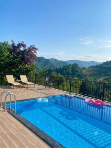 a swimming pool with a view of the mountains at GreenWood Cottages Merisi in Merisi