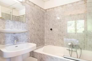 a bathroom with a sink and a tub at Les Sources - 30 personnes in Bussang +36 photos