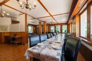 a dining room with a long table and chairs at Les Sources - 30 personnes in Bussang
