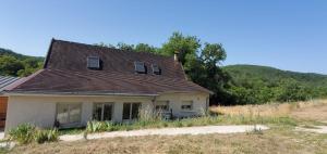 an old house in the middle of a field at La maison de Coq-licot ! in Salignac Eyvigues