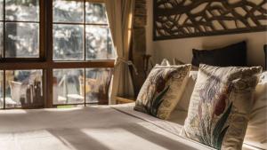 a bedroom with a bed with pillows and a window at Cedar and Stone - Daylesford Region in Glenlyon