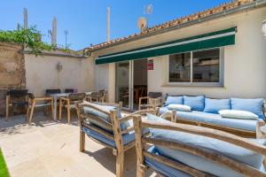 a patio with chairs and a couch and a table at Sant Antoni 39 in Llucmajor