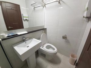 a bathroom with a white toilet and a sink at 글로벌인 동대문 시티데이즈 인 호텔 in Seoul