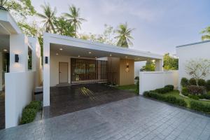 an empty courtyard of a house with a driveway at Radarin Villa in Ban Khao Kloi