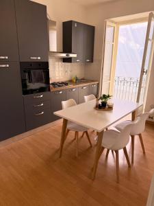 a kitchen with a white table and white chairs at Casa Mate in Bra