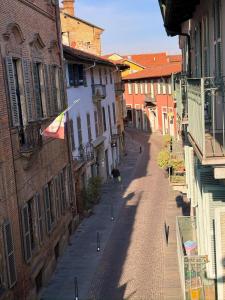 an empty street with a flag on a building at Casa Mate in Bra