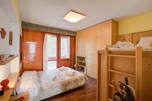 a bedroom with a bed and two bunk beds at Lo Stambecco - Duplex for 8 people - Happy Rentals in Bardonecchia