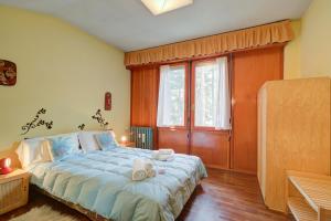 a bedroom with a bed with towels on it at Lo Stambecco - Duplex for 8 people - Happy Rentals in Bardonecchia