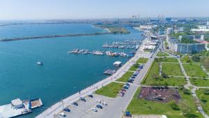 Una veduta aerea di un porto con imbarcazioni in acqua. di Mera Brise a Mangalia