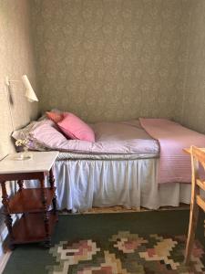 a small bed in a corner of a room at Hannas hus in Karlskrona