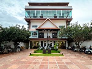 ein großes Gebäude mit einem Balkon auf dem Dach in der Unterkunft ActivateC3 Hostel in Phnom Penh