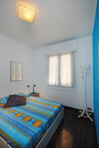 リド・ディ・イエゾロにあるNiceflatのベッドルーム(ベッド1台、窓付)