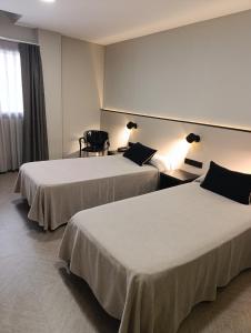 Llit o llits en una habitació de Hotel Esplugues