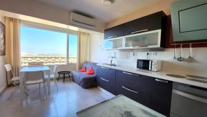 a kitchen and living room with a table and a couch at RNET - IR29218 Studios Roses Costa Brava in Roses