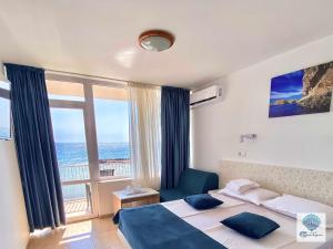 una camera d'albergo con un letto e una grande finestra di Hotel Carmen Azzuro a Venus Altre 74 foto