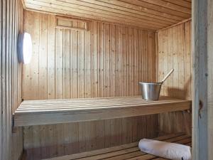 a sauna with a bucket on a wooden shelf at Harvest - Ukc9523 in Barnstaple