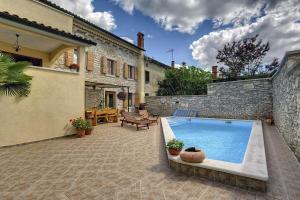 a backyard with a swimming pool and a house at Villa Dea in Svetvinčenat