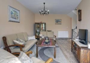 a living room with a couch and a tv at Villa Dea in Svetvinčenat