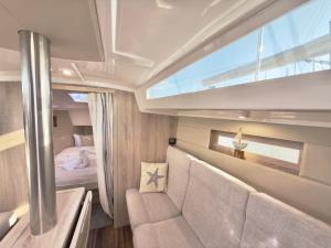 a view of the master bedroom of a yacht at Hausboot Segelyacht Nui in Burgtiefe auf Fehmarn 