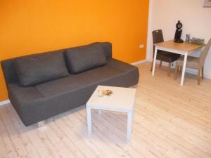 ein Wohnzimmer mit einem Sofa und einem Tisch in der Unterkunft Gästehaus Laßbruch in Extertal