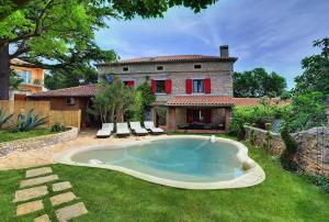 a house with a swimming pool in the yard at Villa BR in Ližnjan