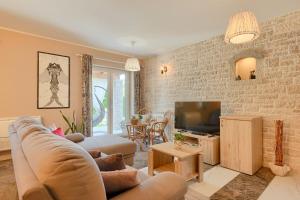 a living room with a couch and a tv at Villa Lasa in Pazin