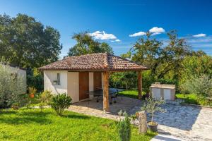 a gazebo with a picnic table in a garden at Villa Lasa in Pazin