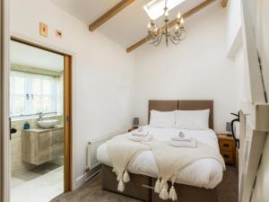 a bedroom with a bed and a sink and a mirror at Lavender Cottage - Ukc9687 in Thorndon