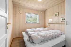 a large bed in a room with a window at FY130-Middelfart-Stjernevej-117 in Middelfart