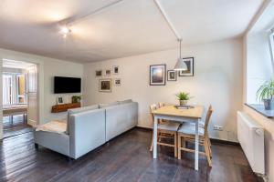 a living room with a table and a couch at Ferienwohnung am Eichhölzle in Wehr