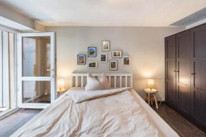 a bedroom with a large bed and a window at Ferienwohnung am Eichhölzle in Wehr