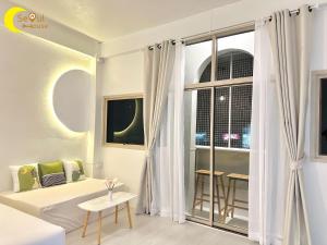 a room with a bed and a large window at Seoul House นครสวรรค์ in Sathani Pak Nam Pho +27 photos