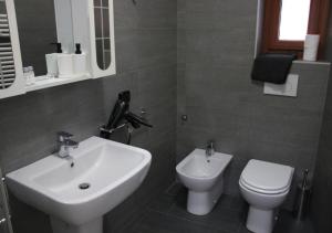 ein Badezimmer mit Waschbecken und Toilette in der Unterkunft Melzo INN in Melzo