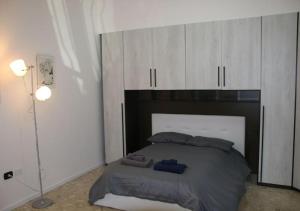 ein Schlafzimmer mit einem Bett und weißen Schränken in der Unterkunft Melzo INN in Melzo + 4 Fotos