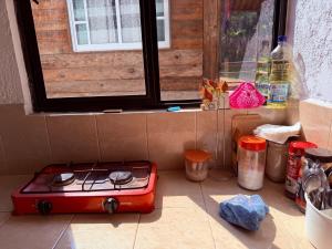 a red stove in a kitchen with a window at Cabañas D Güereo By GEstores in Mineral del Chico