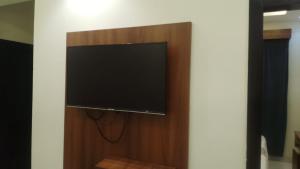 a flat screen tv hanging on a wall at فرس ابها - شقق مفروشه in Abha