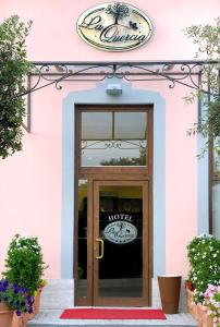 una puerta a una casa con un cartel encima en Hotel La Quercia en Valmontone