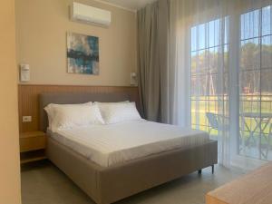 a bedroom with a bed and a large window at Vila Élysée in Spille
