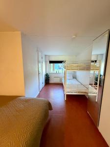 a bedroom with two bunk beds in a room at Hällestrand Semesterby R19 in Strömstad