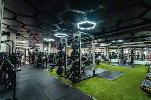 ein Fitnessstudio mit Laufbändern und Gewichten in der Unterkunft HL Rondo Hotel in Playa del Ingles