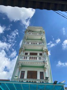 a tall white building with a sky in the background at khách sạn gia bình in Xóm Miếu