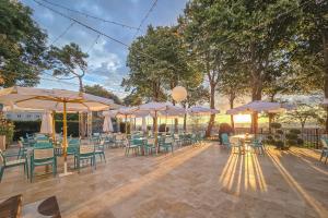 un patio con tavoli, sedie e ombrelloni di Mera Brise a Mangalia