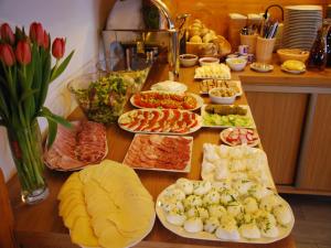 une table avec de nombreuses assiettes de nourriture dans l'établissement Willa Pod Kozińcem, à Czarna Góra
