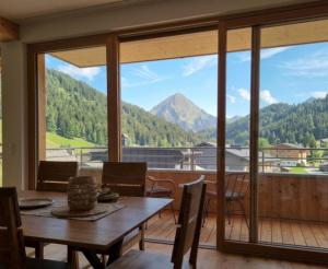 a dining room with a view of a mountain at Moderne Ferienwohnung im Bregenzerwald in Au im Bregenzerwald