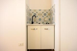 a small kitchen with a sink and a sink at Pole Pole - SOLE in Agropoli +8 photos