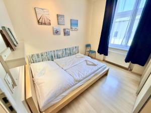 a small bed in a room with a window at WarneSonne in Warnemünde