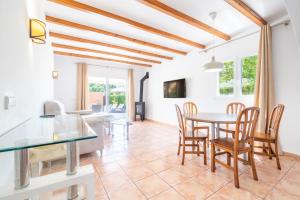 a kitchen and dining room with a table and chairs at Villas2meet La Siesta in Cala Romàntica